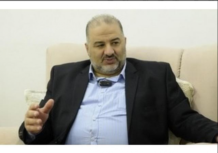 منصور عباس يطالب بمحاكمة جنود ومستوطنين هددوا وطردوا عائلة عربية خلال نزهة لها في الضفة